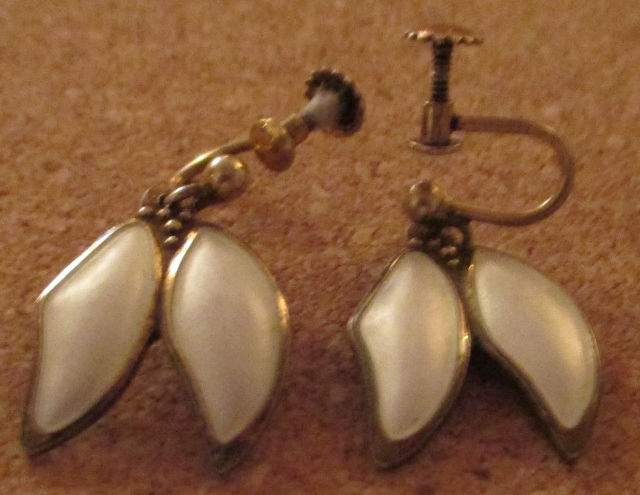 M944M silver and enamel earrings for screw